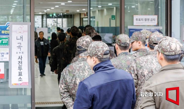 제22대 국회의원선거 사전 투표가 시작된 5일 서울 서초구 내곡동열린문화센터에 마련된 내곡동사전투표소를 찾은 유권자들이 투표를 하기 위해 줄을 서고 있다. 사진=강진형 기자aymsdream@