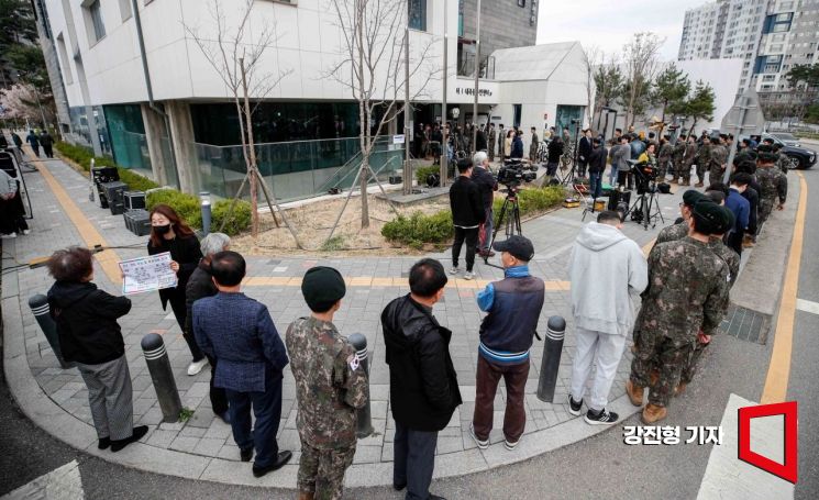 제22대 국회의원선거 사전 투표가 시작된 5일 서울 서초구 내곡동열린문화센터에 마련된 내곡동사전투표소를 찾은 유권자들이 투표를 하기 위해 줄을 서고 있다. 사진=강진형 기자aymsdream@