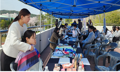 동명대학교 학생들이 진로설계를 위한 '진로탐색 페스티벌'을 체험하고 있다.