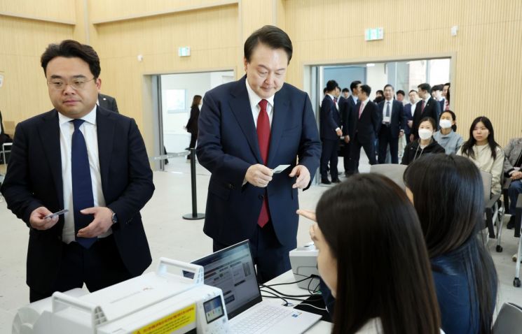 윤석열 대통령이 제22대 국회의원선거 사전투표가 시작된 5일 부산 강서구 명지1동 행정복지센터 사전투표소에서 선거사무원에게 신분증을 제시하고 있다 [이미지출처=연합뉴스]