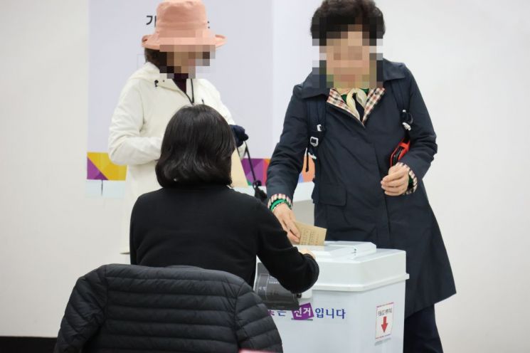 천안시민들이 5일 천안 쌍용 1동 행정복지센터 2층에 마련된 사전투표소에서 투표를 하고 있다. / 천안 = 김아영 기자