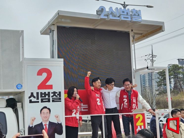 지난 2일 신범철 국민의힘 천안갑 후보와 한동훈 국민의힘 비상대책위원장, 이창수 천안병 후보가 차량 위에 올라가 유세를 하고 있다. 사진=최영찬 기자 elach1@