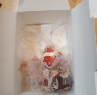 지난 1일, 박스 안 조각케이크가 대부분 원 형태를 알아볼 수 없을 정도로 먹고 남은 상태인데, 고객이 환불을 요구했다는 사연이 알려져 누리꾼의 공분을 샀다. 이번 A씨의 사연과 동일범의 소행이다. [사진=온라인 커뮤니티 갈무리]