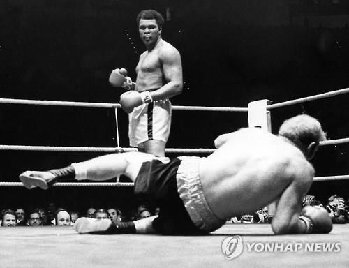 '세기의 대결' 알리가 입은 팬츠, 경매에 나왔다…예상가 80억