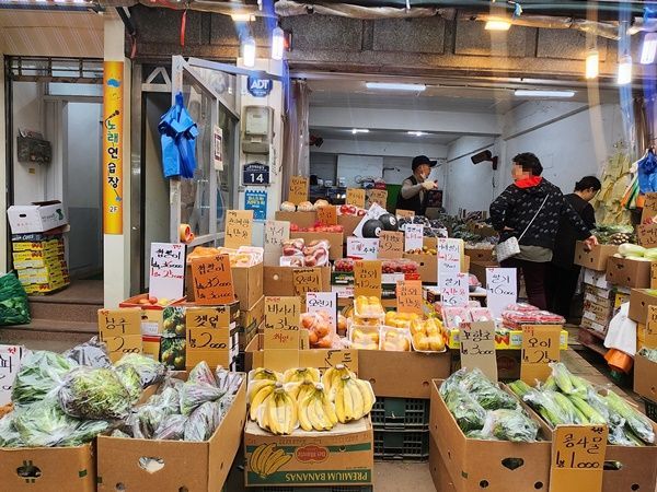 서울 용산구 한 전통시장에서 손님들이 농산물을 보고 있다.[사진=이서희 기자]