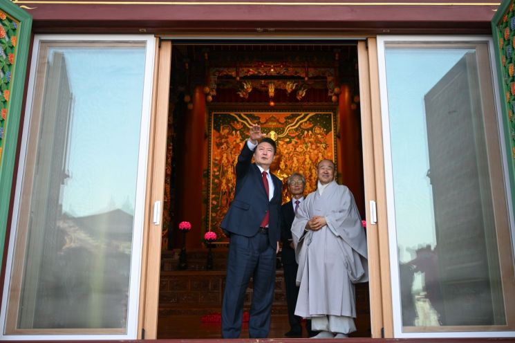 President Yoon Suk-yeol visited Samgwangsa Temple in Busanjin-gu, Busan on the 5th to pay respects at the Daejo Shrine and then spoke with Venerable Yeongje. <br>[Image source=Yonhap News]