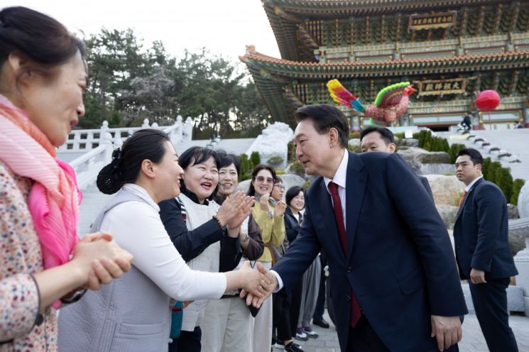 President Yoon Suk-yeol is greeting worshippers who came out to welcome him at Samgwangsa Temple in Busanjin-gu, Busan City on the 5th. <br>[Photo by Yonhap News]