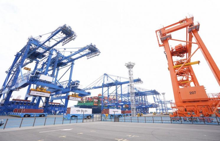 부산항 신항 7부두 개장 … 경남도 “한국형 최첨단 스마트항만 시대 활짝”