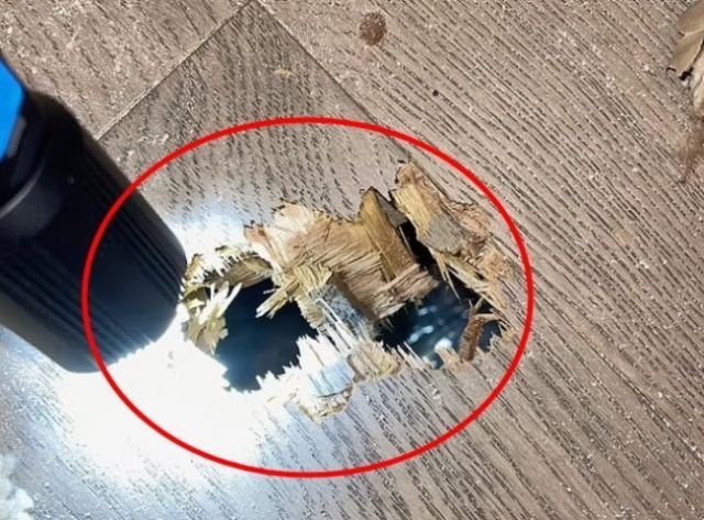 지난달 8일 미국 플로리다주에 거주하는 알레한드로 오테로의 집 바닥이 우주정거장에서 버려진 금속 조각에 맞아 구멍이 나 있다. [출처=데일리메일]