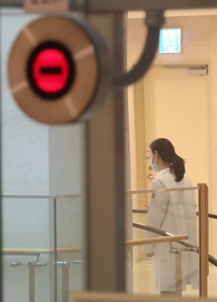 전공의 집단행동이 이어지고 있는 29일 오후 서울 시내 한 대형병원에서 한 의료 관계자가 이동하고 있다. [사진출처=엲합뉴스]