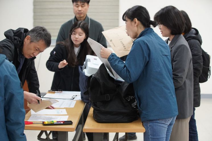 [포토] 속속 들어오는 총선 사전투표함…신안 54.81％ 전국 최고
