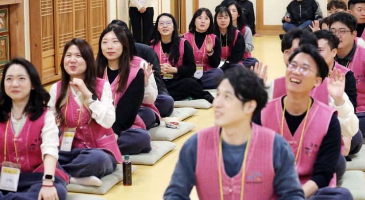 손잡고 뜨거운 눈빛교환…절에서 이러시면 '더 좋습니다'