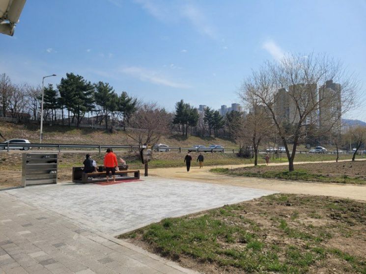겸재교 부근 맨발산책로(400m)