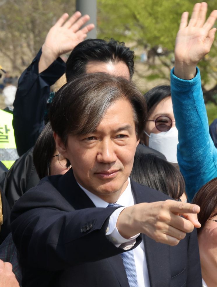 조국혁신당 조국 대표가 7일 서울 여의도 한강공원에서 시민들을 만나고 있다. [이미지출처=연합뉴스]