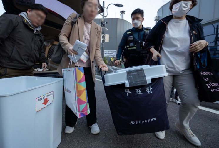 제22대 국회의원선거 사전투표 마지막 날인 6일 서울 종로구선관위로 투표함이 옮겨지고 있다. 사진제공=연합뉴스