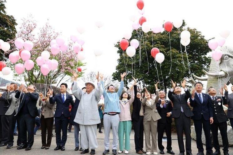 서부해당화 봄꽃축제 개장식에서 축제 시작을 알리는 풍선 날리기 행사가 진행되고 있다. [사진제공=강진군]