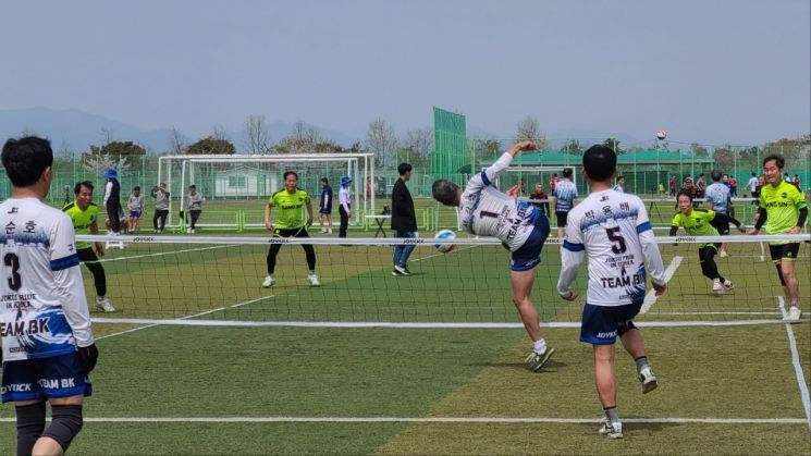 지난 7일 부산 을숙도체육공원에서 제6회 부산시족구협회장기 족구대회가 진행되고 있다.