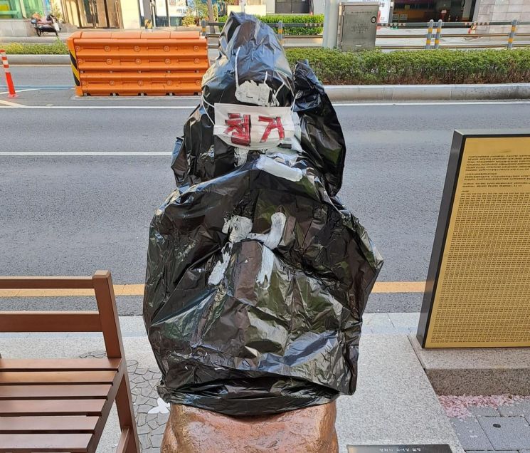 부산 일본영사관 앞에 있는 평화의 소녀상이 검은 봉지로 뒤덮인 모습. [이미지출처=연합뉴스]