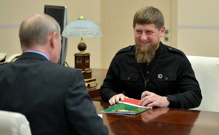 람잔 카디로프 체첸 수반이 푸틴 러시아 대통령과 대화를 나누고 있다. [사진출처=러시아 정부 홈페이지]