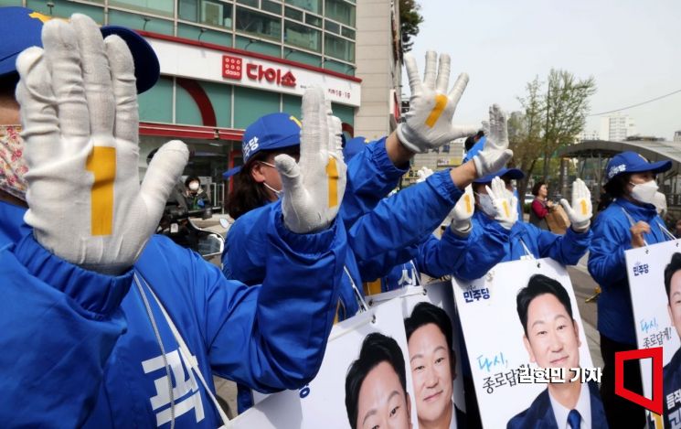 제22대 국회의원선거를 이틀 앞둔 8일 서울 지하철 동묘역 앞에서 더불어민주당 선거운동원들이 총선 지지를 호소하고 있다. 사진=김현민 기자 kimhyun81@