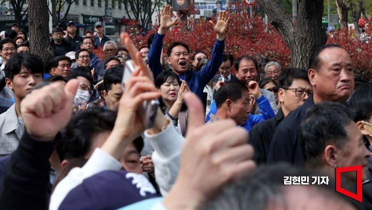 제22대 국회의원선거를 이틀 앞둔 8일 서울 지하철 동묘역 앞에서 유권자들이 유세를 지켜보고 있다. 사진=김현민 기자 kimhyun81@