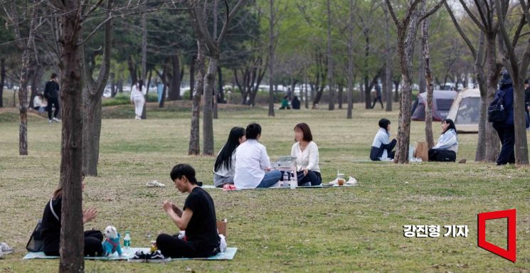 서울 한 낮 기온이 23도까지 상승하며 초여름 날씨를 나타낸 8일 서울 여의도 한강공원을 찾은 시민들이 가벼운 옷차림으로 즐거운 시간을 보내고 있다. 사진=강진형 기자aymsdream@