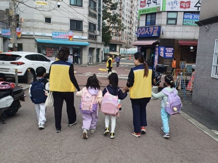 도봉구, 초등학교 교통안전지도사 배치 '안전한 하굣길' 조성