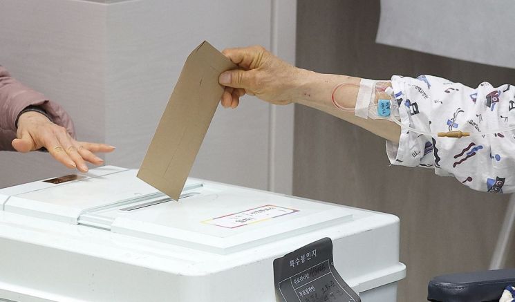 지난 5일 오후 대구 중구 삼덕동 행정복지센터에 마련된 사전투표소에서 한 시민이 투표하고 있다. [이미지출처=연합뉴스]