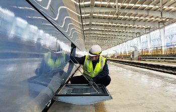 현대로템 관계자가 KTX-청룡 철도차량을 점검하고 있다.[사진제공=현대로템]