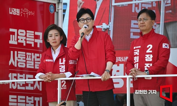 한동훈 전 국민의힘 비상대책위원장이 지난달 9일 서울 동작구 중앙대병원 앞에서 나경원, 장진영 후보의 지지를 호소하고 있다. 사진=김현민 기자 kimhyun81@