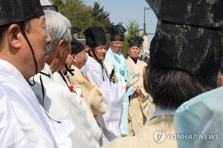 안동 유림단체 대표자들이 9일 오후 국회 앞에서 퇴계 이황 선생에 대해 '성관계 지존' 등의 표현을 한 것으로 알려진 경기 수원정 더불어민주당 김준혁 후보의 사퇴를 촉구하는 성명서를 낭독하고 있다. [사진출처=연합뉴스]