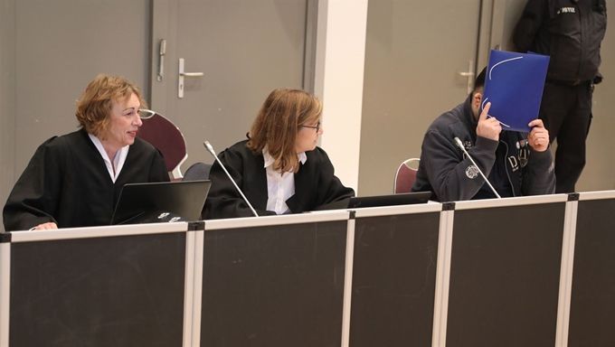 지난 2018년  독일 올덴부르크 지방법원 법정에서 환자 100명을 살해한 혐의로 추가기소된 간호사 닐스 회겔(맨 오른쪽)이 푸른색 서류철로 얼굴을 가린 채 재판을 받고 있다. 왼쪽은 그의 변호인들. [사진출처=EPA/연합뉴스]