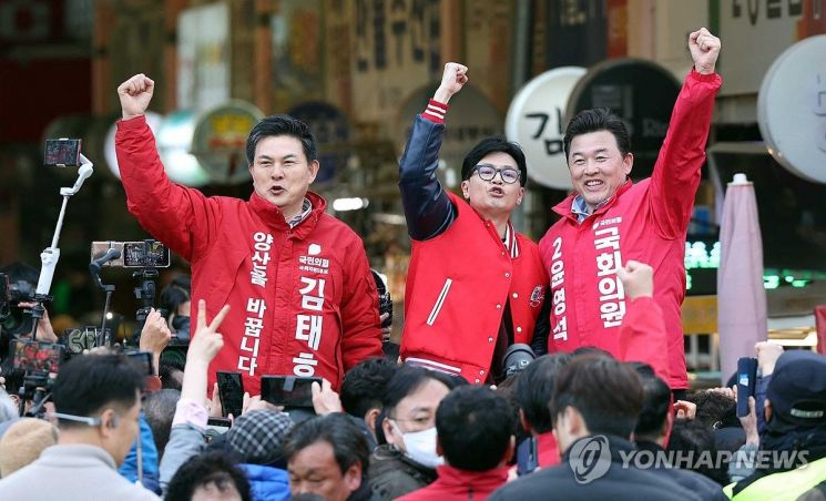 국민의힘 한동훈 비상대책위원장이 26일 오후 경남 양산시 양산남부시장을 찾아 같은 당 김태호, 윤영석 후보 지지를 호소하고 있다. [사진출처=연합뉴스]