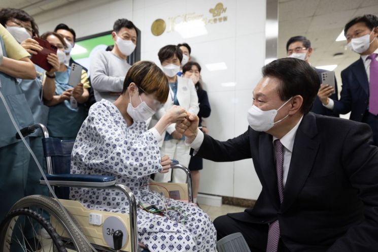 윤석열 대통령이 9일 경기 부천시 소사구의 심장전문병원인 부천세종병원을 방문해 입원 중인 환자를 격려하고 있다. [이미지출처=연합뉴스]