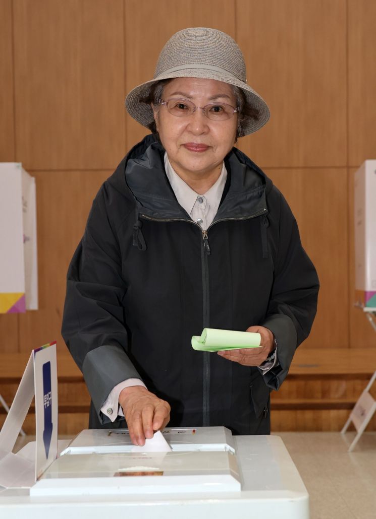 한표 행사한 권양숙 여사 "사위(곽상언) 잘 됐으면 좋겠다"