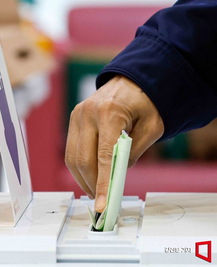 제22대 국회의원 선거 투표일인 10일 서울 광진구의 한 투표소에서 유권자가 투표를 하고 있다. [사진=강진형 기자]