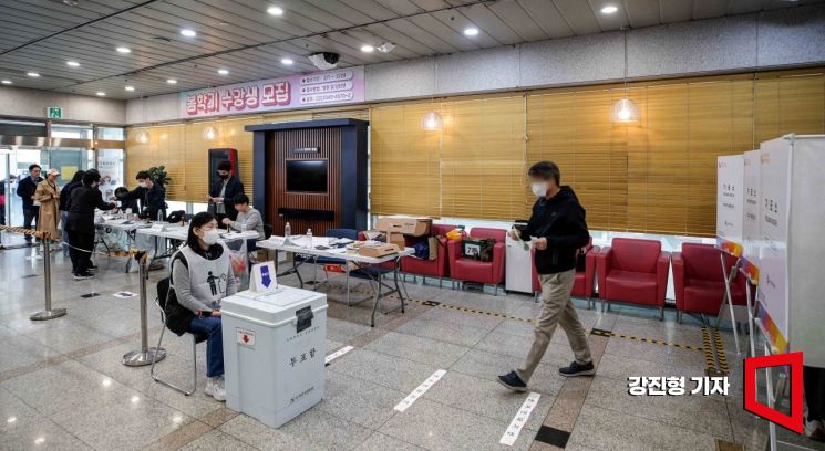 제22대 국회의원선거일인 10일 서울 광진구 자양제3동제7투표소를 찾은 유권자들이 투표를 하고 있다. 사진=강진형 기자aymsdream@