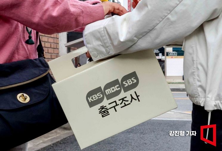 제22대 국회의원선거일인 10일 서울 한 투표소에서 방송사 출구조사원들이 투표를 마친 유권자들을 대상으로 출구조사를 하고 있다. 사진=강진형 기자aymsdream@
