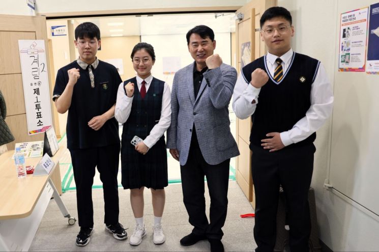 이정선 광주시교육감, 첫 유권자된 고3 학생들과 투표 참여