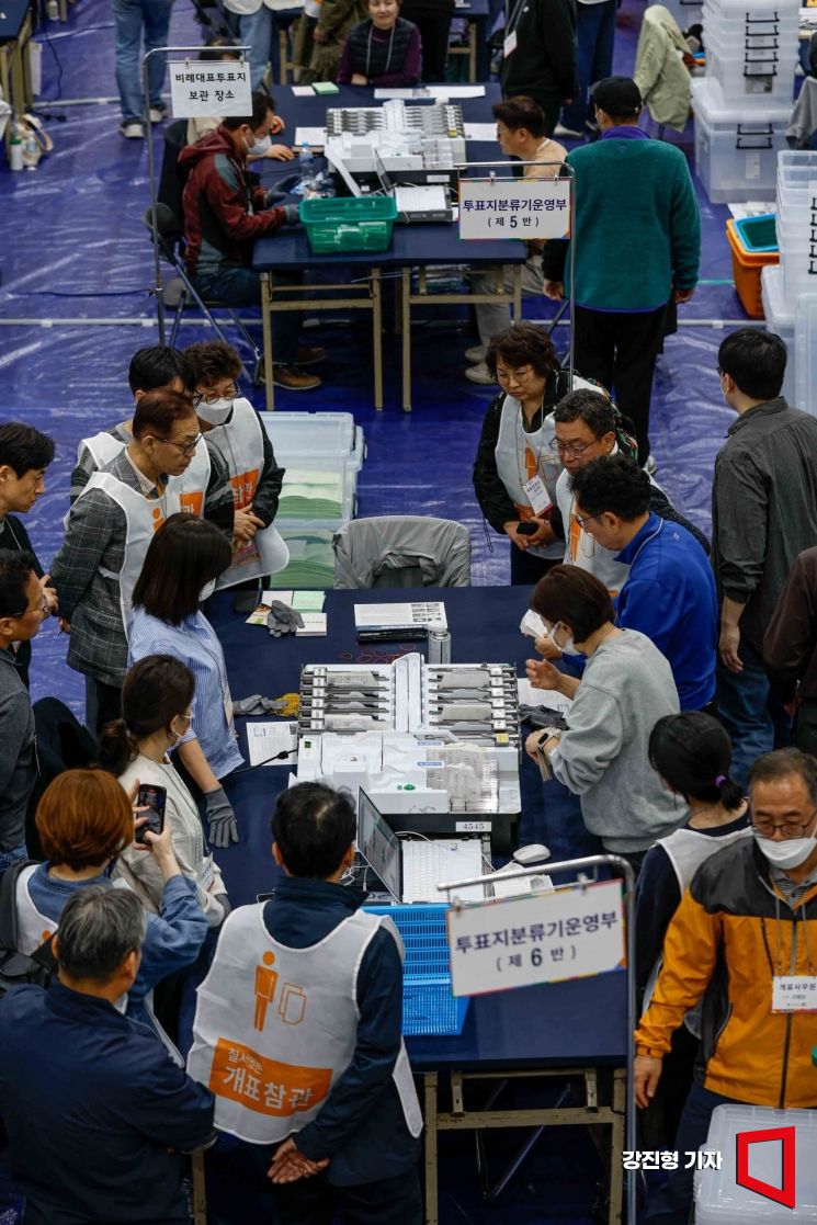 제22대 국회의원선거 투표가 종료된 10일 서울 용산구 신광여자고등학교에 마련된 개표소에서 개표가 진행되고 있다. 사진=강진형 기자aymsdream@