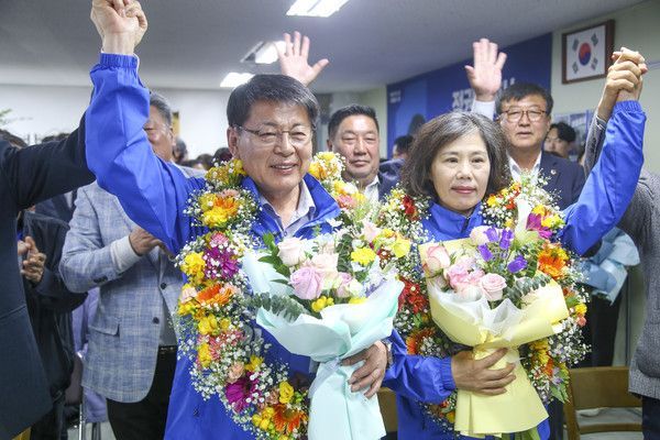 서삼석 후보가 당선이 확실시 되자 지지자들과 함께 승리를 축하하고 있다. [사진제공=서삼석 후조 선거사무소]