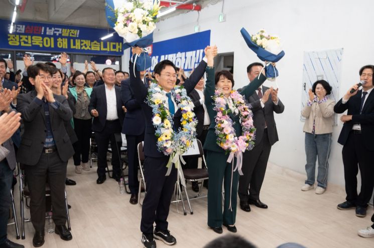 정진욱 광주광역시 동구남구갑 더불어민주당 후보가 당선이 확정되자 환호하고 있다.[사진 제공=정진욱 선거사무소]