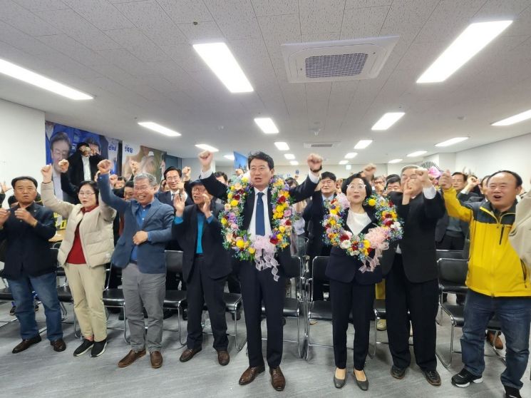 조인철 광주광역시 서구갑 더불어민주당 후보가 당선 확정되자 지지자들과 함께 환호하고 있다.[사진 제공=조인철 선거사무소]