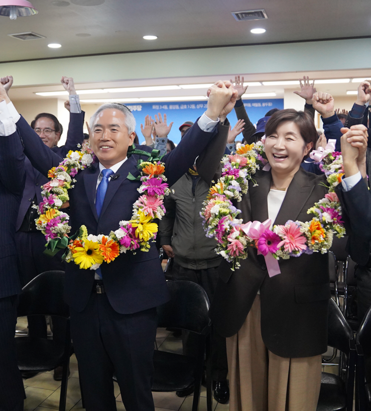 양부남 광주광역시 서구을 더불어민주당 후보가 당선이 확정되자 환호하고 있다.[사진 제공=양부남 선거사무소]