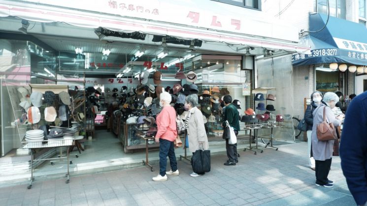 일본 도쿄시내 스가모 지조도리 상점가에서 노인들이 쇼핑을 하고 있다. 사진=박유진 기자