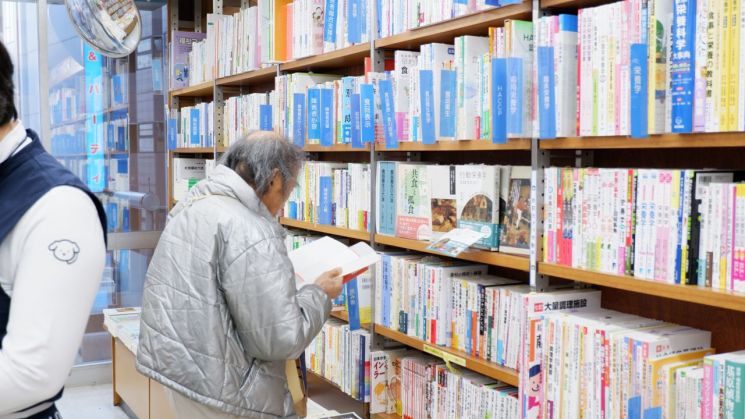 키노쿠니야 서점에서 한 노인이 책을 읽고 있다. 사진=박유진 기자