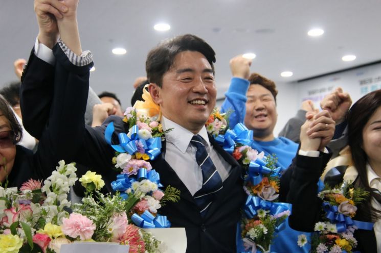 민주당 강훈식, 3선 성공···"대한민국 바로 세울 것"