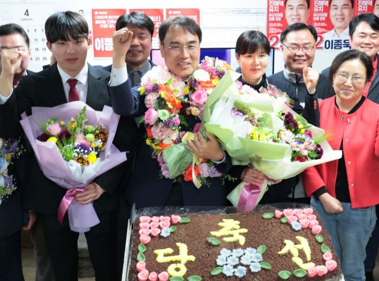 경남 창원시진해구 선거구에 당선된 국민의힘의 이종욱 당선인이 기념 촬영을 하고 있다. [이미지출처=연합뉴스]