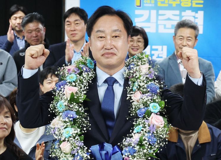 제22대 국회의원선거 수원정에 출마한 김준혁 더불어민주당 후보가 11일 오전 경기도 수원시 영통구 선거사무소에서 당선이 확실해지자 기뻐하고 있다. [이미지출처=연합뉴스]