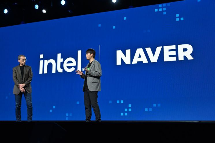 '인텔 비전 2024' 행사에서 팻 겔싱어 인텔 CEO와 하정우 네이버클라우드 AI 이노베이션 센터장이 양사 협력사항에 관한 대담을 나누고 있다. [사진=네이버클라우드]